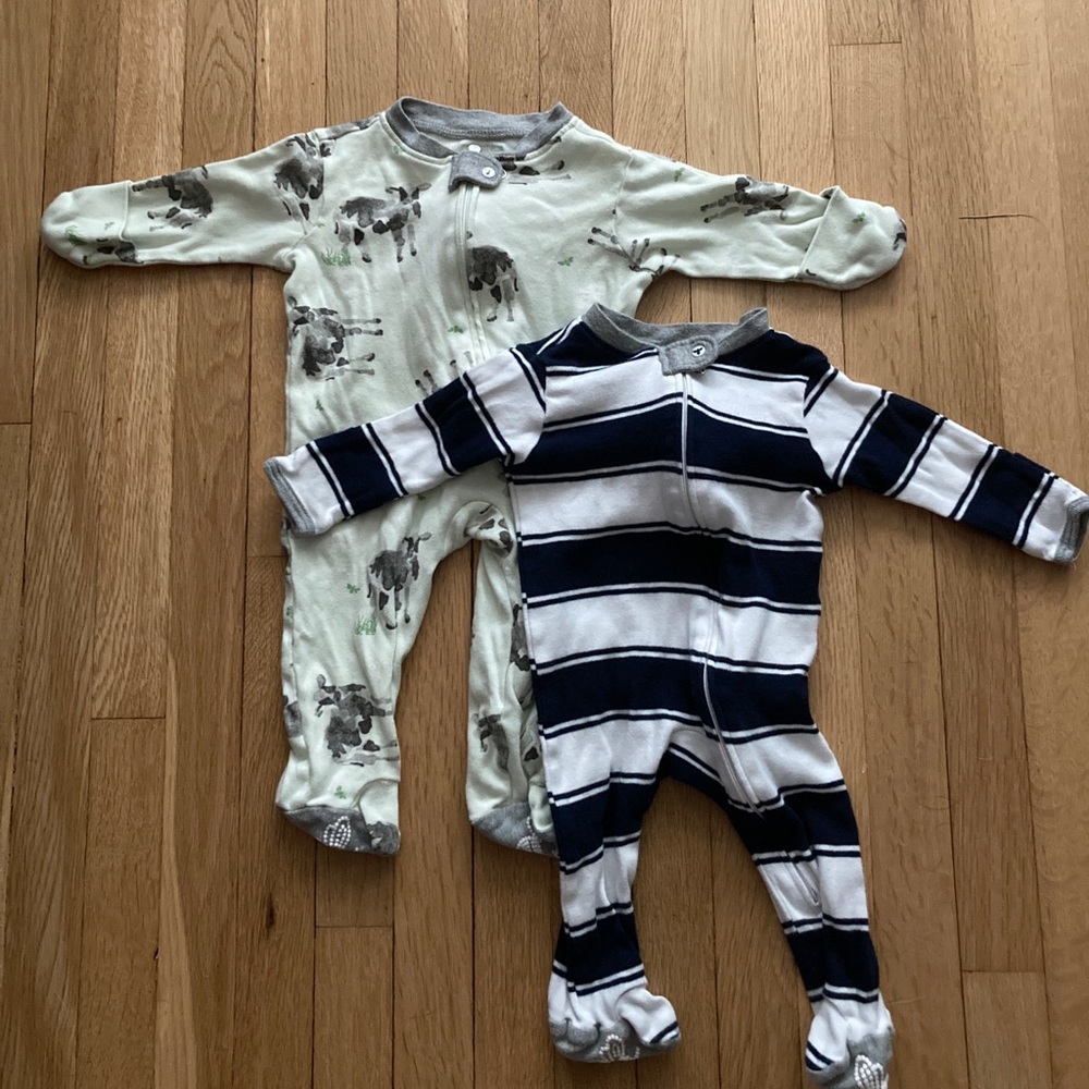 2 Burts Bees footed zip up onesies. Fold over mittens. 0-3 months!